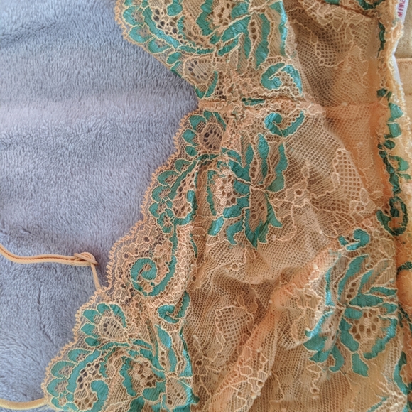 Bralette urban outfitters out from under - Picture 3 of 4